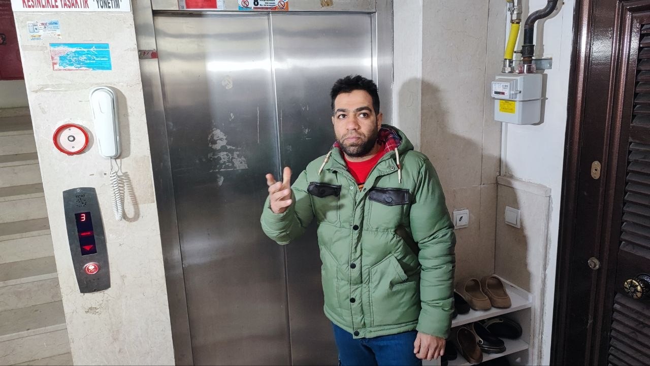 O anlar kamerada: Kasklı şüpheli damdaki kuşları çaldı
O anlar kamerada: Kasklı şüpheli damdaki kuşları çaldı