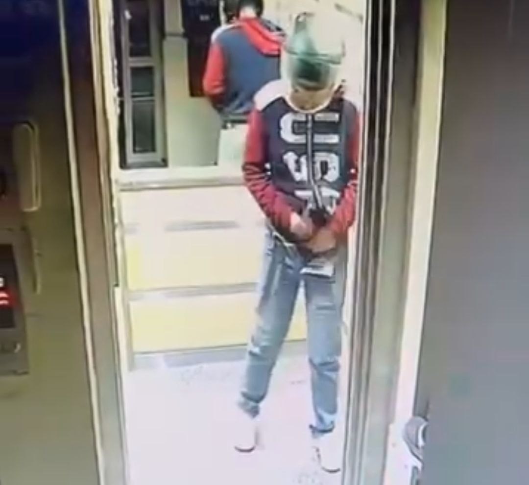 O anlar kamerada: Kasklı şüpheli damdaki kuşları çaldı
O anlar kamerada: Kasklı şüpheli damdaki kuşları çaldı