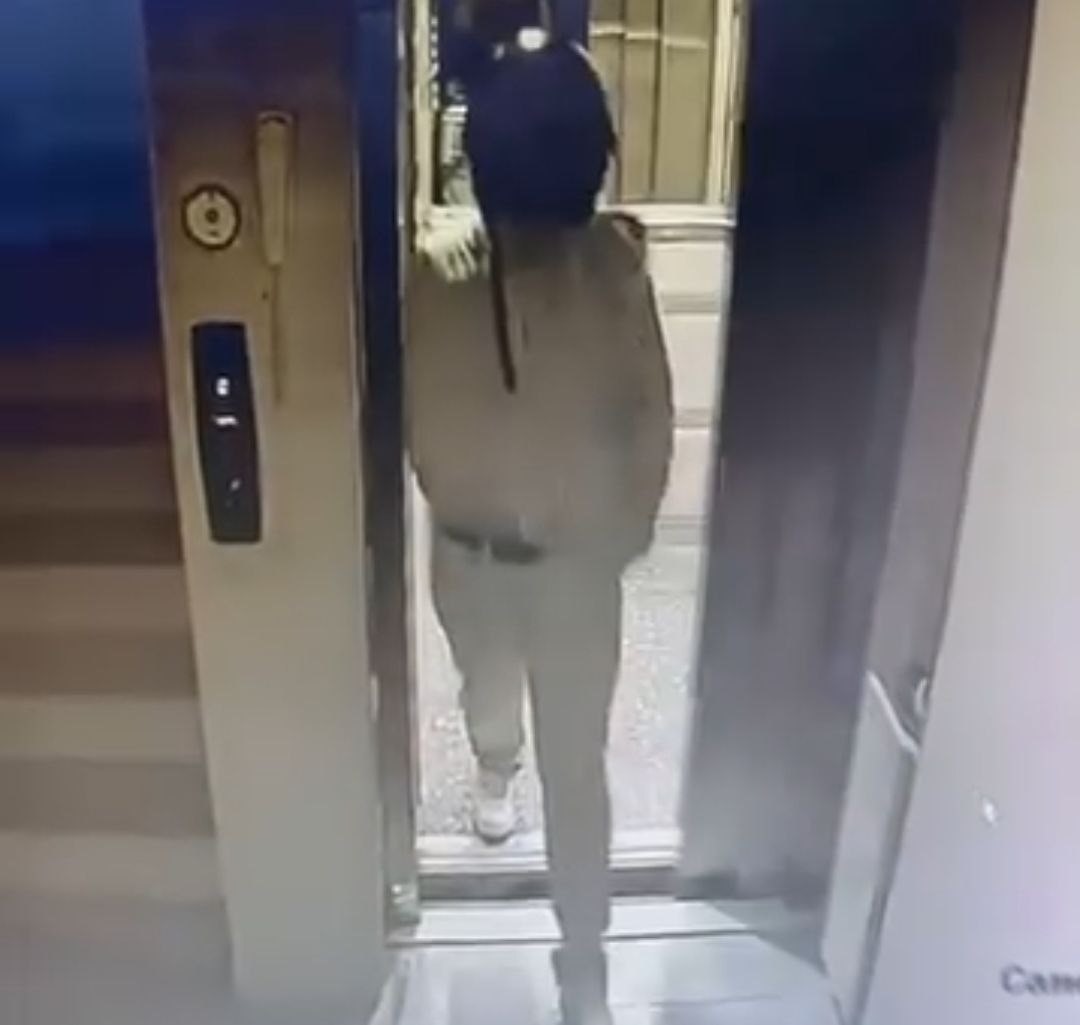 O anlar kamerada: Kasklı şüpheli damdaki kuşları çaldı
O anlar kamerada: Kasklı şüpheli damdaki kuşları çaldı