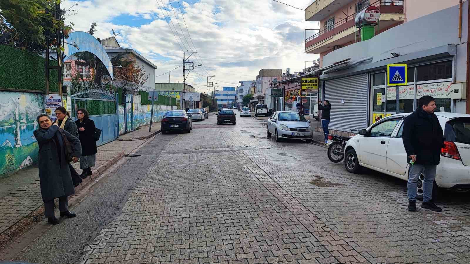 O anlar kamerada: Okul önünde öğretmene önce yumruk attı, ardından ateş etti
