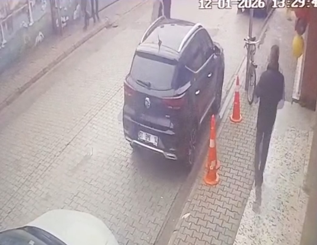 O anlar kamerada: Okul önünde öğretmene önce yumruk attı, ardından ateş etti
