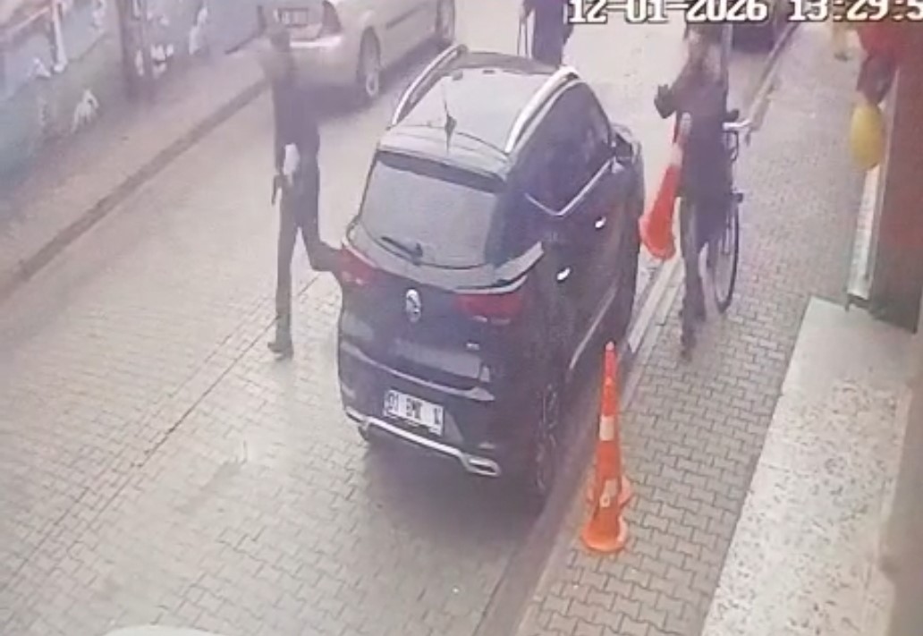 O anlar kamerada: Okul önünde öğretmene önce yumruk attı, ardından ateş etti
