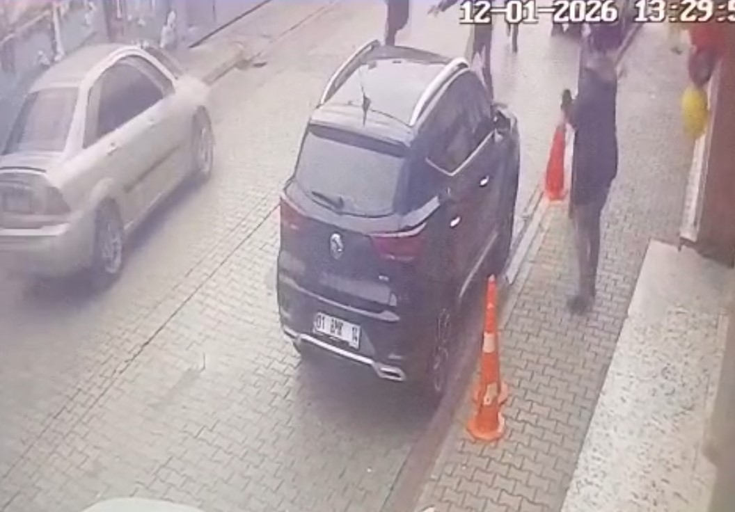 O anlar kamerada: Okul önünde öğretmene önce yumruk attı, ardından ateş etti
