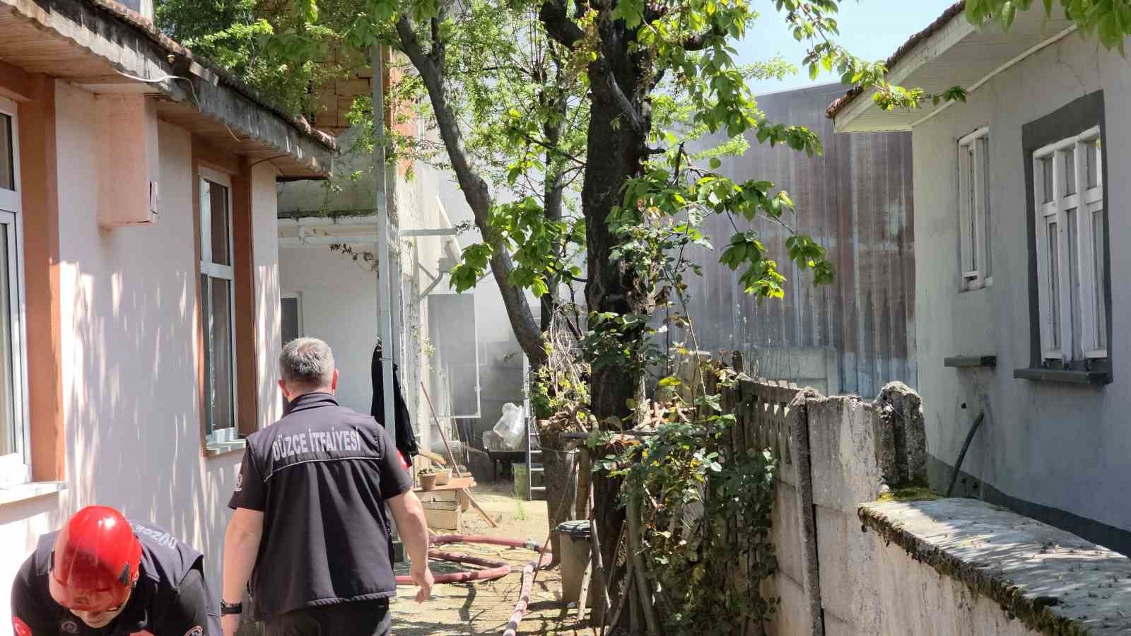 Ocakta unutulan çaydanlık yandı
