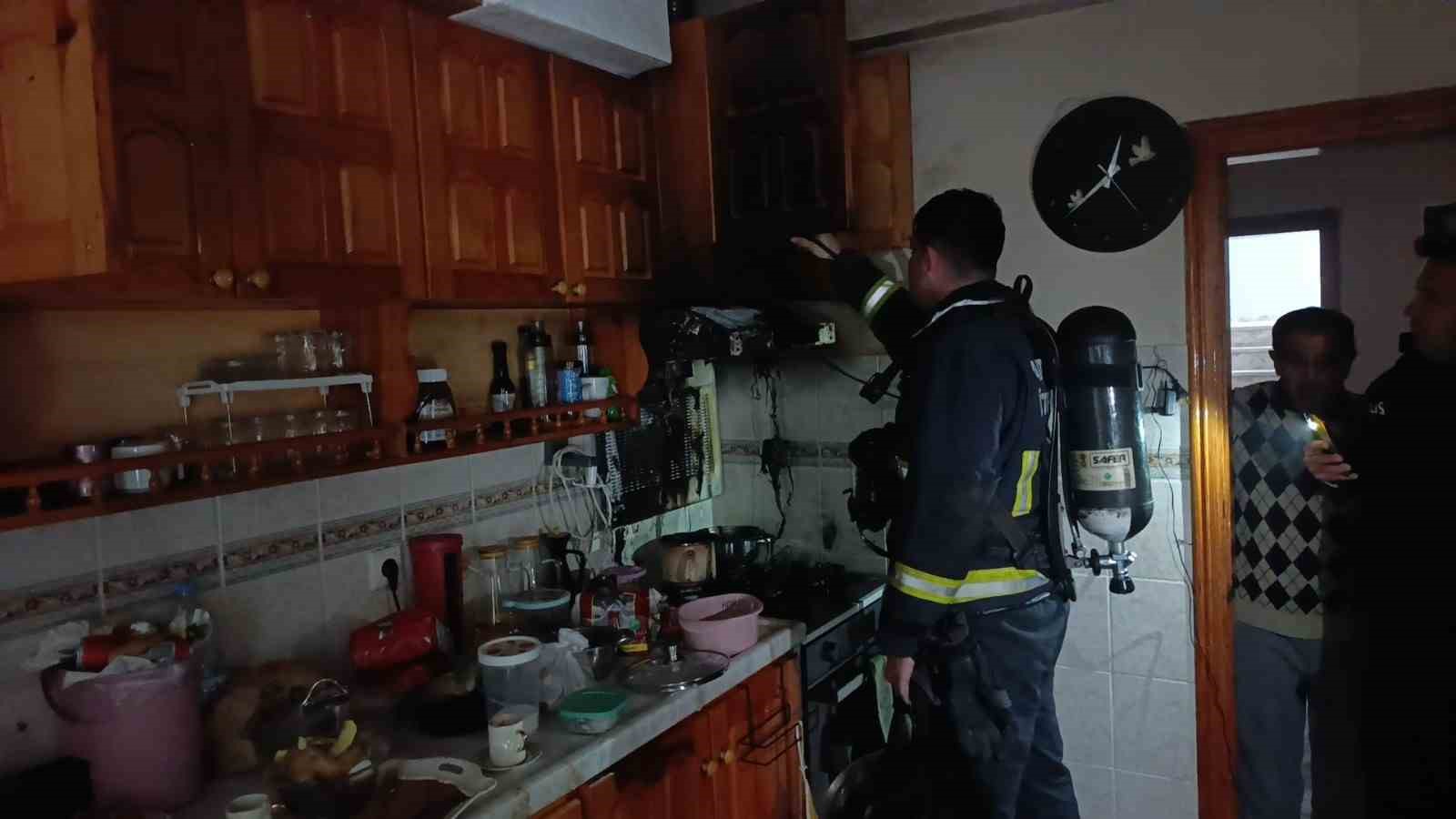 Ocakta unutulan fritöz itfaiyeyi alarma geçirdi
