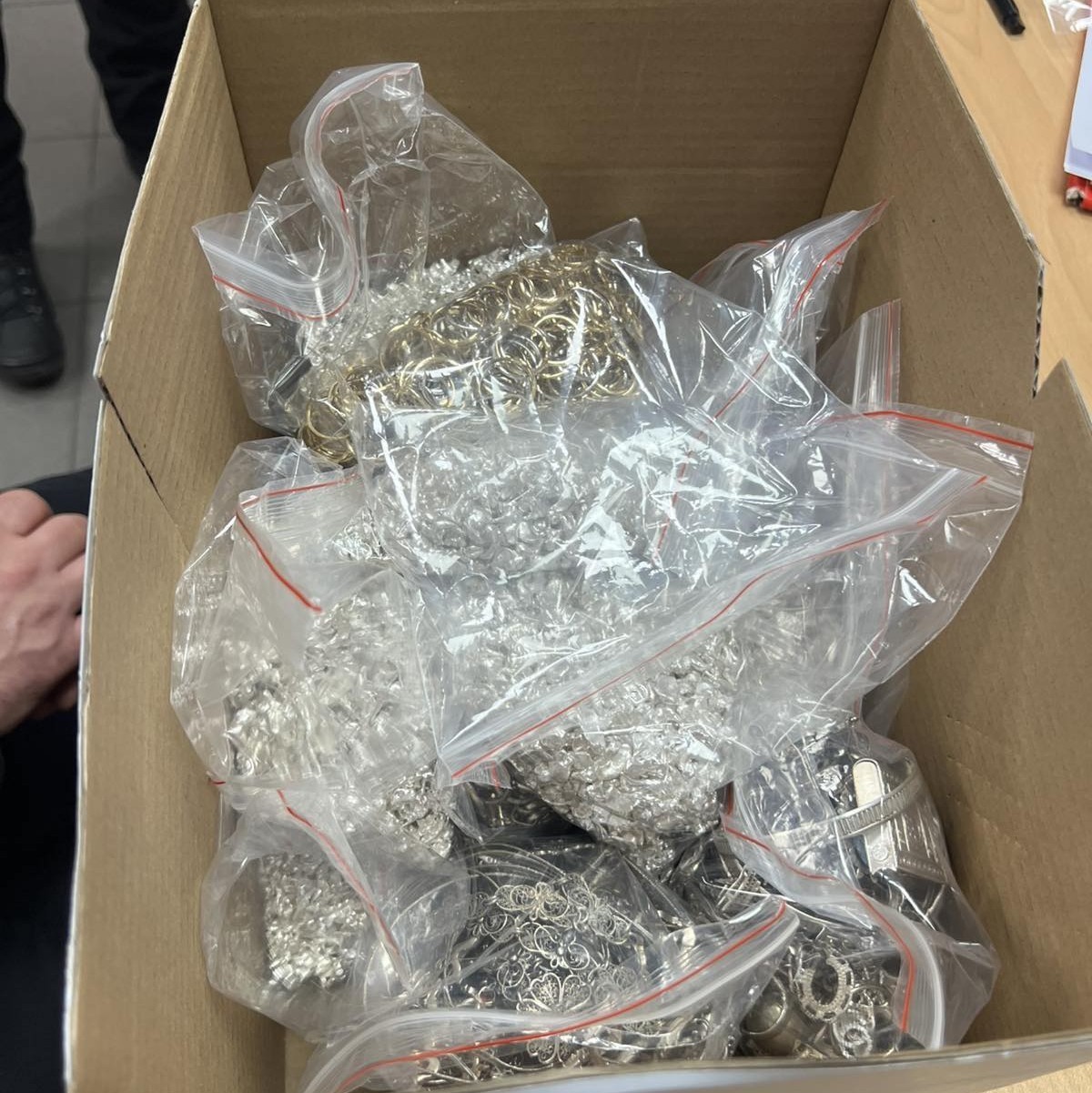 Oda spreyi ve gazoz şişelerine gizlenen 50 bin euro değerindeki kaçak altın ve gümüş ele geçirildi
