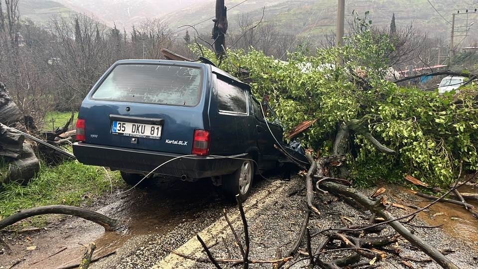 Ödemiş’te heyelan: Göçük altında kalan araç hurdaya döndü
