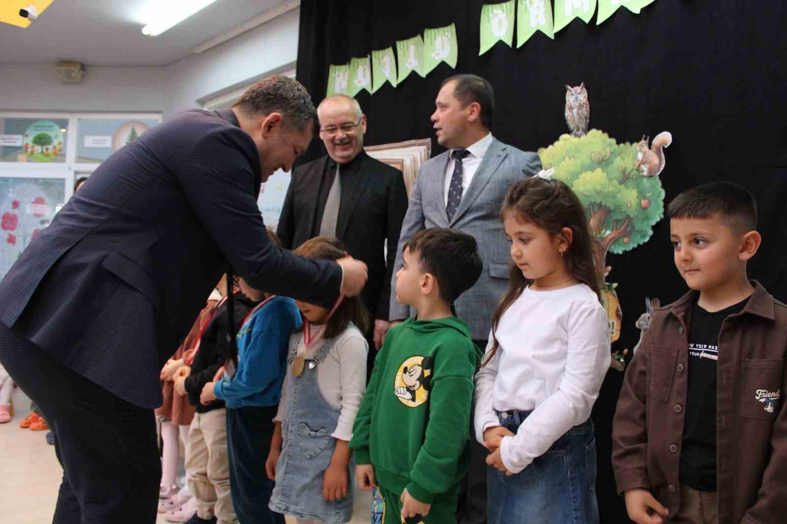 Ödemiş’te minik öğrencilere kitap kurdu madalyası
