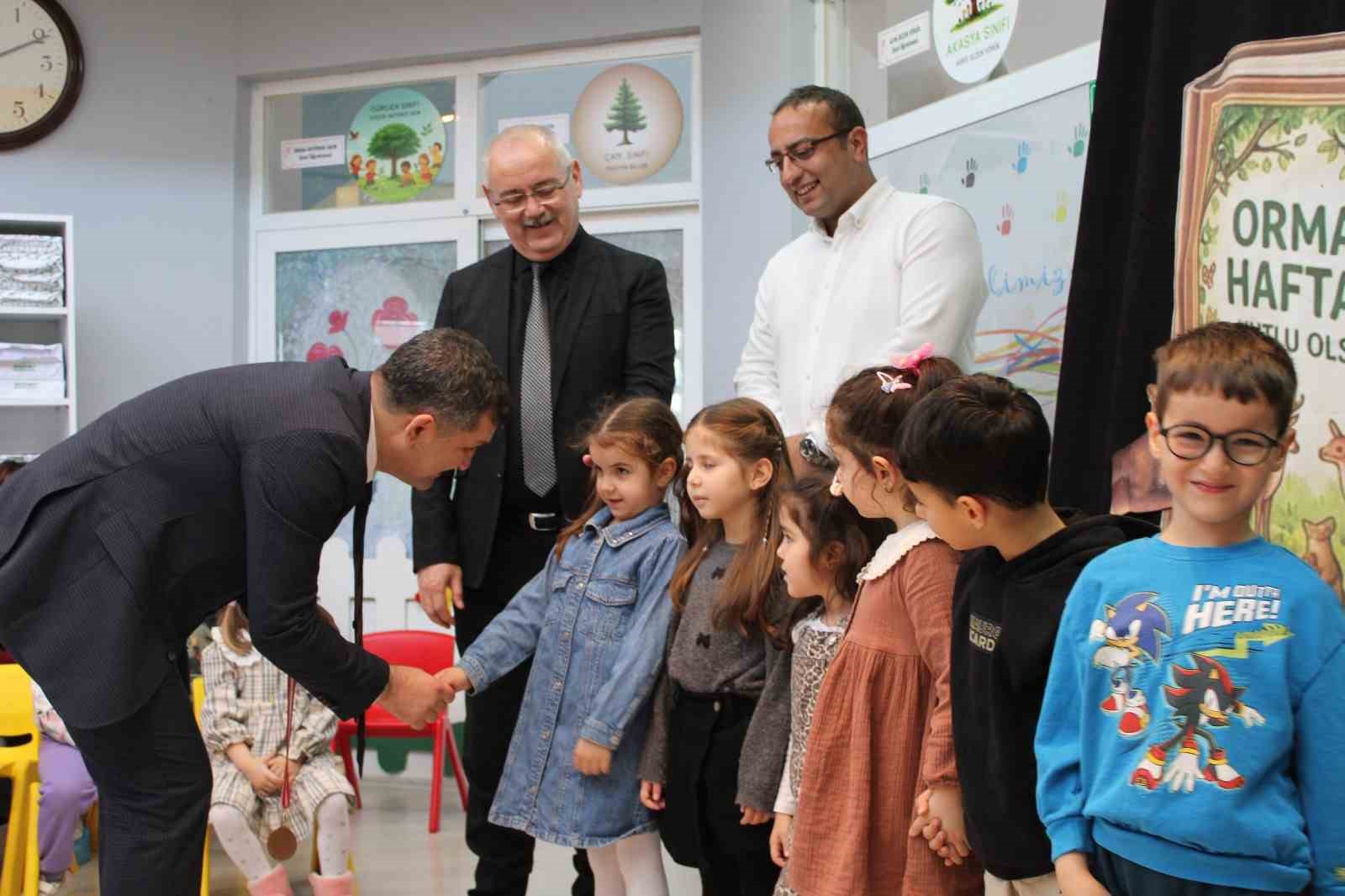 Ödemiş’te minik öğrencilere kitap kurdu madalyası
