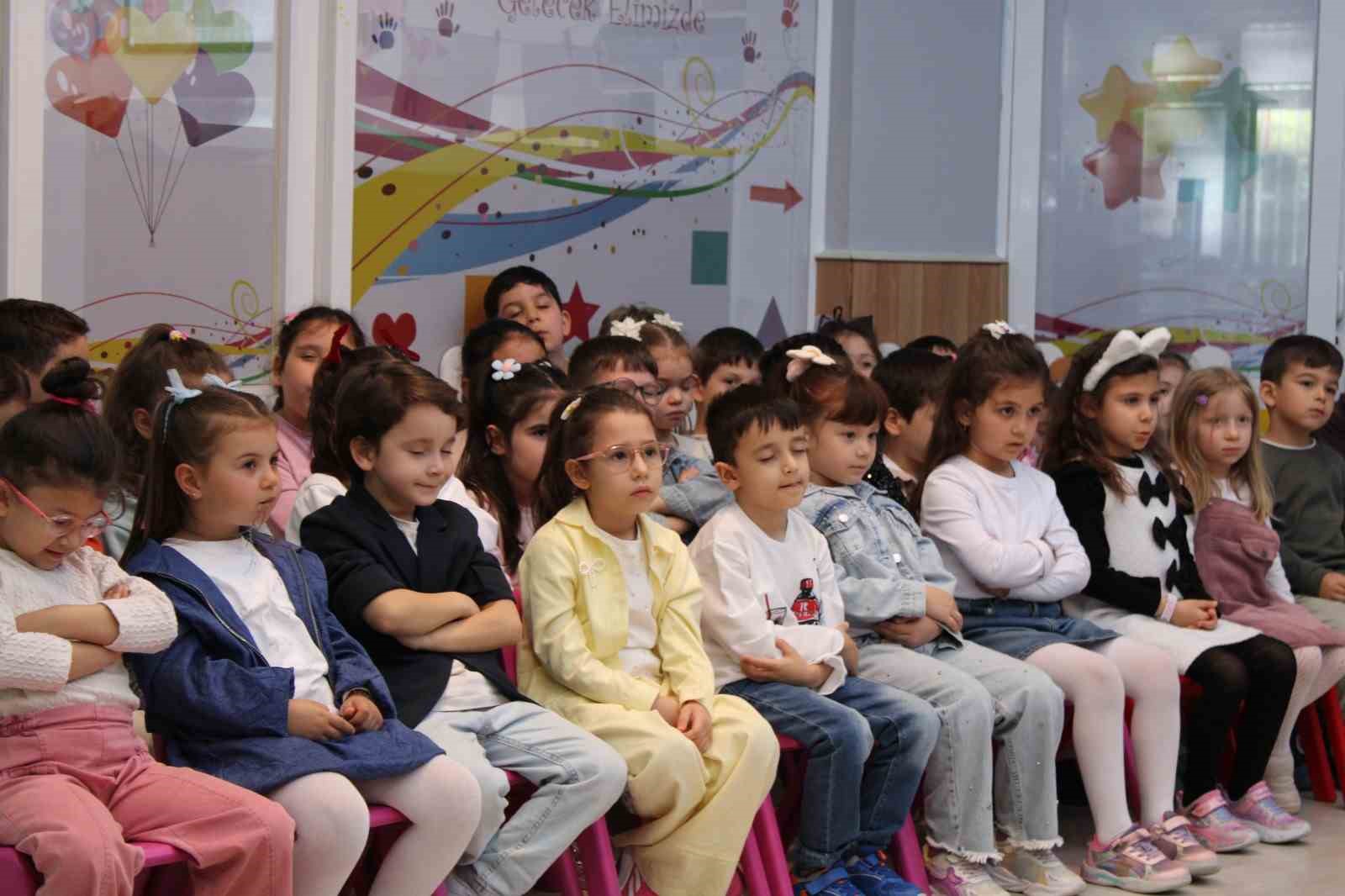 Ödemiş’te minik öğrencilere kitap kurdu madalyası
