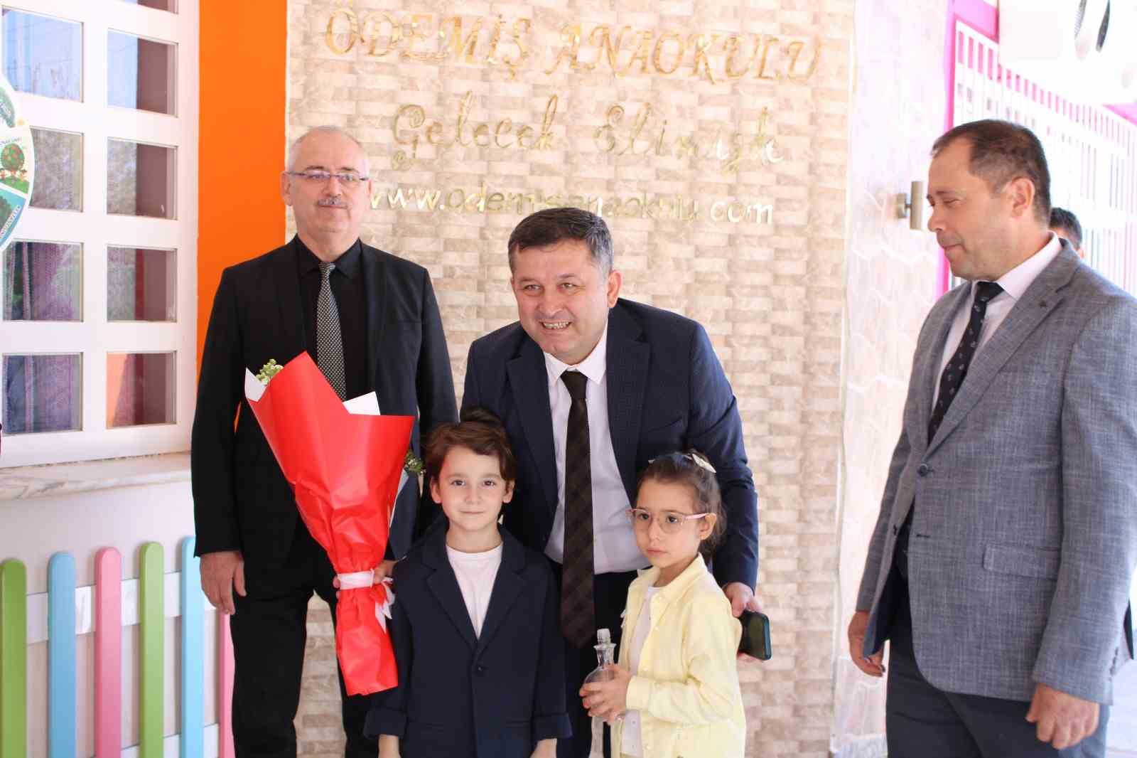 Ödemiş’te minik öğrencilere kitap kurdu madalyası
