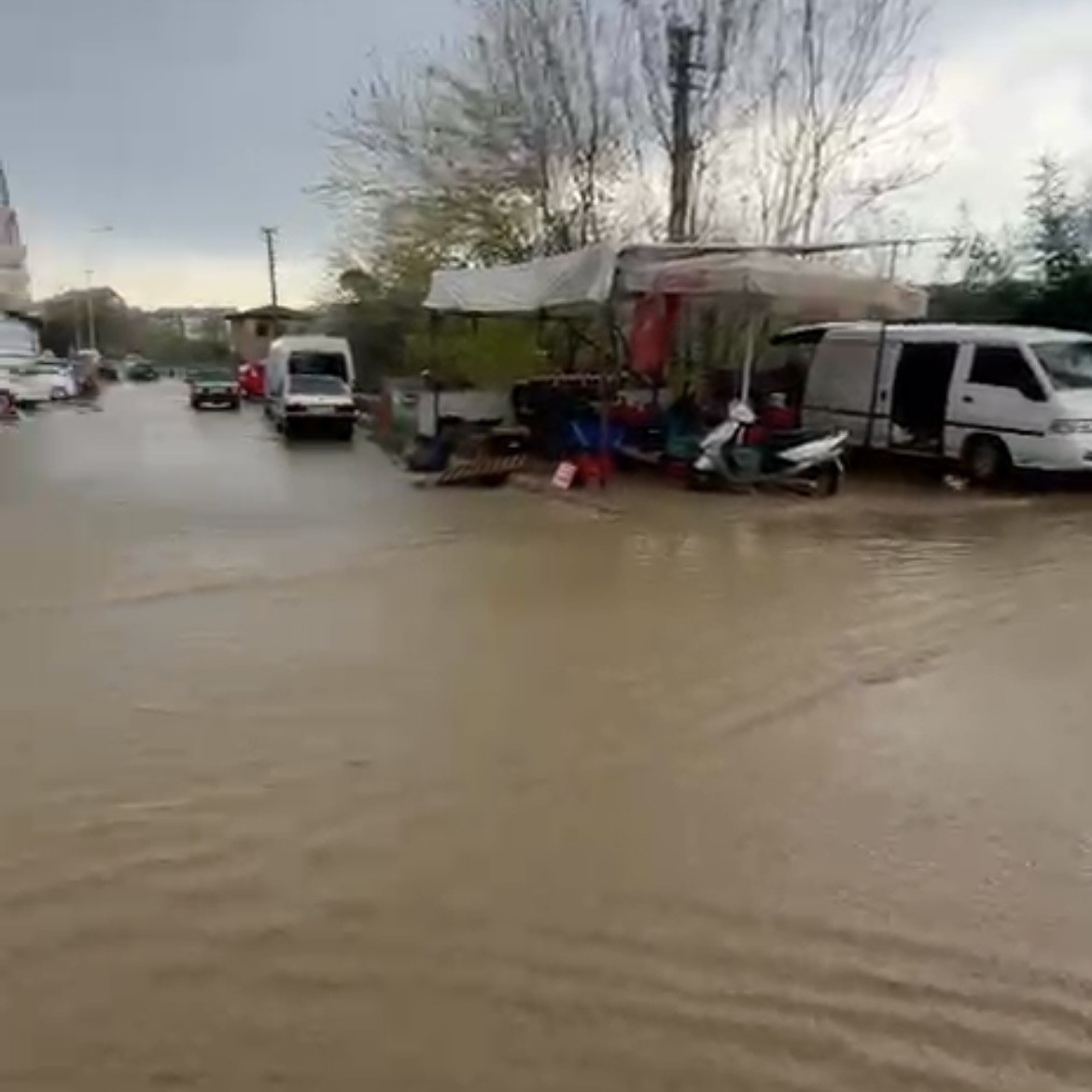 Ödemiş’te sağanak yağış hayatı olumsuz etkiledi
