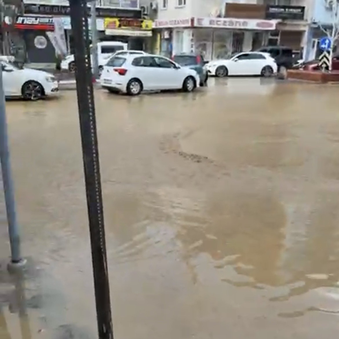 Ödemiş’te sağanak yağış hayatı olumsuz etkiledi
