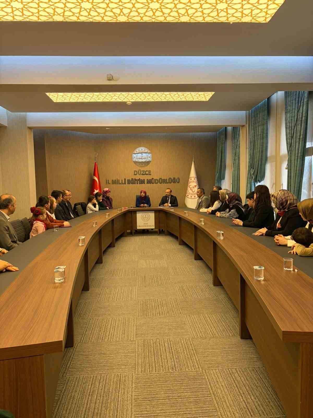 Ödüllerini aldılar
