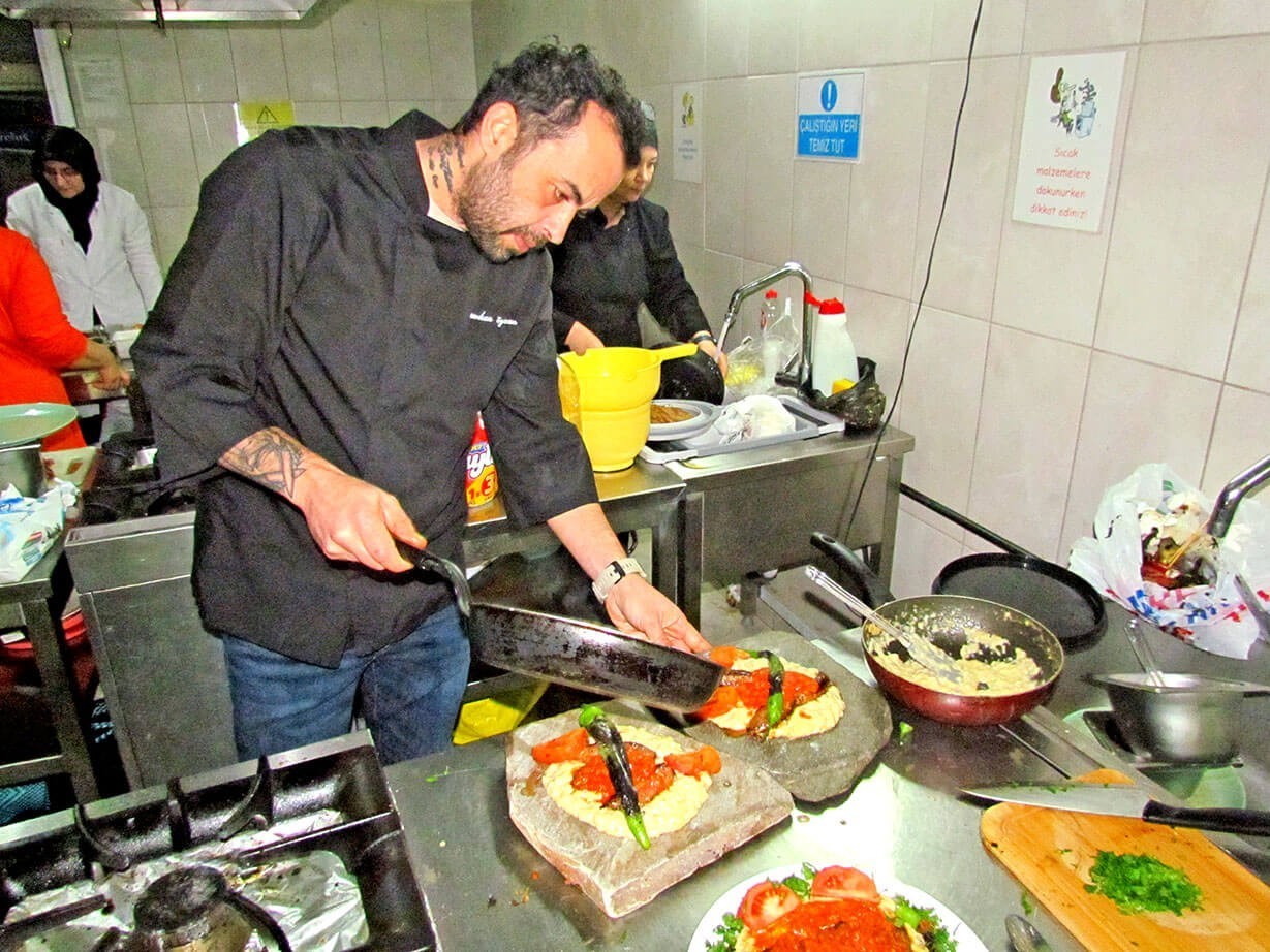 Ödüllü şef, Çeşme’de yeni aşçılar yetiştiriyor
