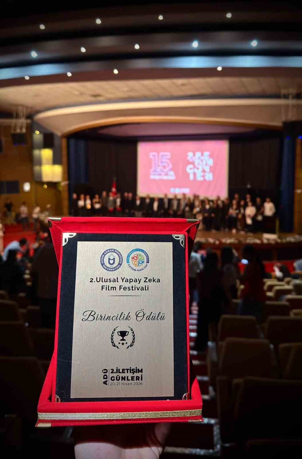 Ödülünü Filistin’e ithaf etti
