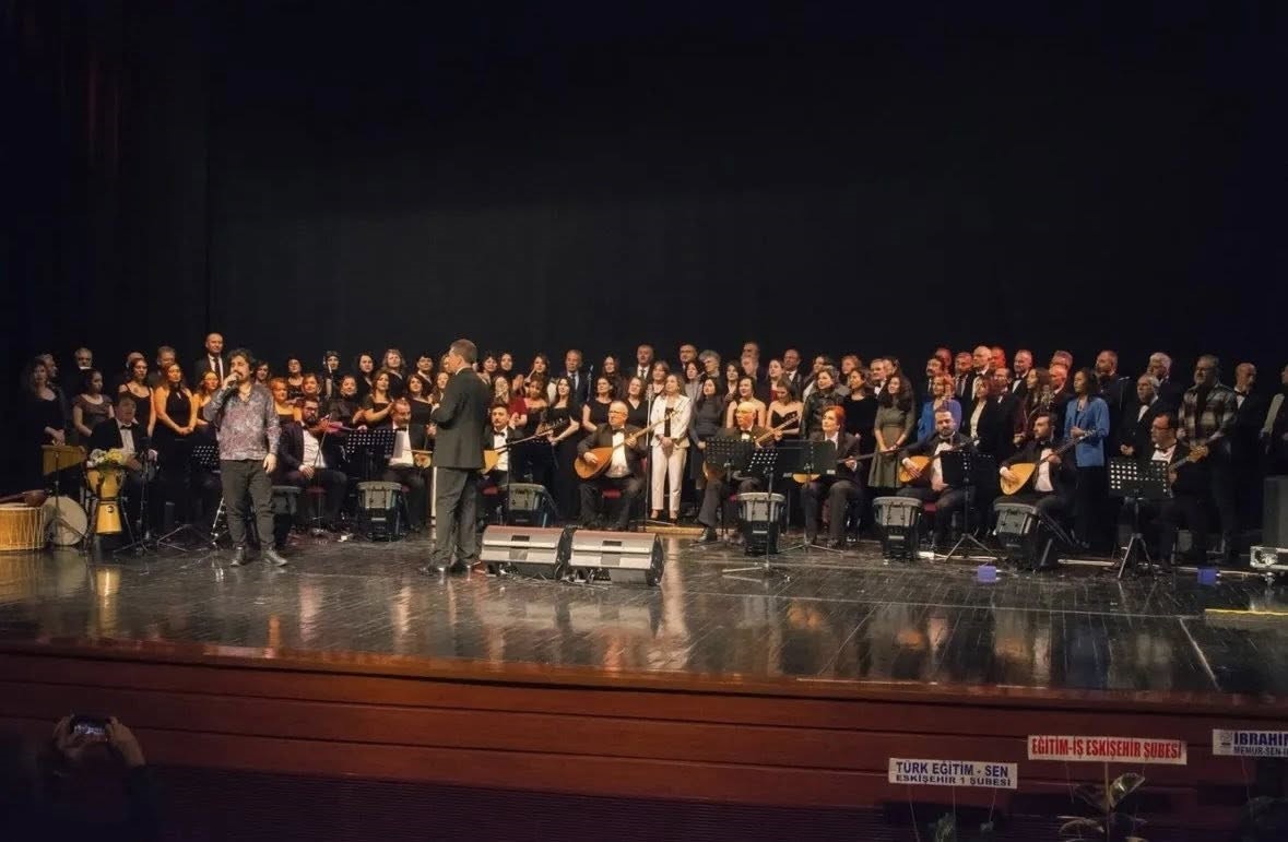 ‘Odunpazarı Halk Eğitimi Merkezi Türk Halk Müziği Korosu 52. Yıl Sanat Gecesi Konseri’ yoğun ilgi gördü
