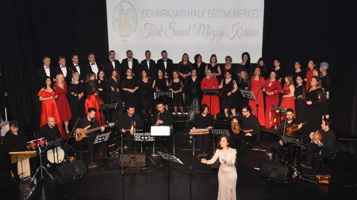 ‘Odunpazarı Halk Eğitimi Merkezi Türk Halk Müziği Korosu 52. Yıl Sanat Gecesi Konseri’ yoğun ilgi gördü
