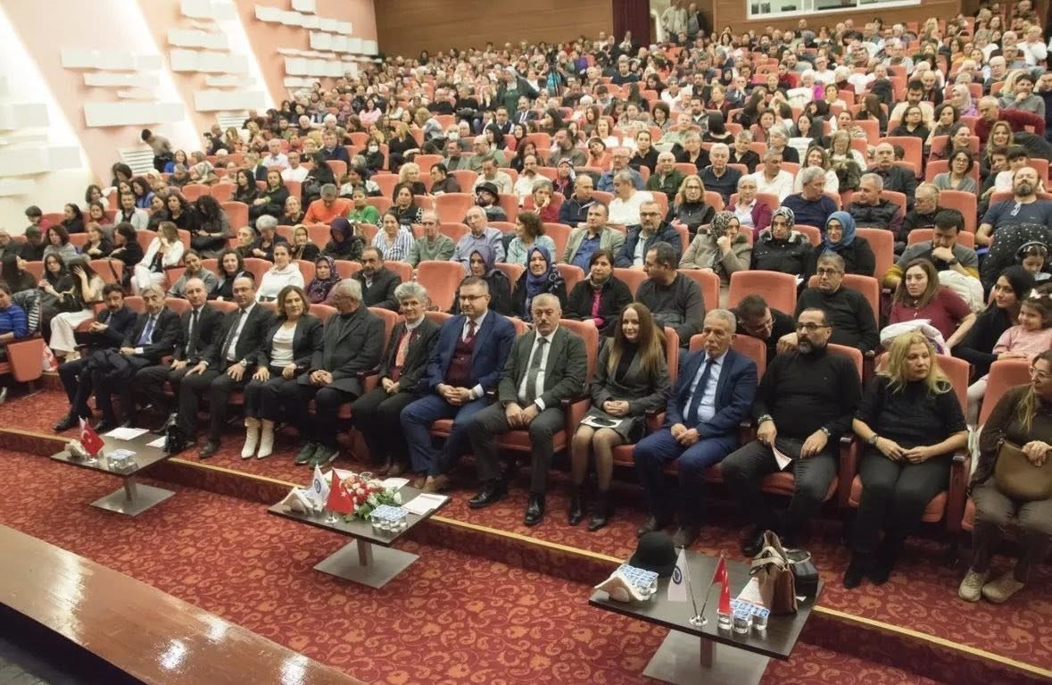 ‘Odunpazarı Halk Eğitimi Merkezi Türk Halk Müziği Korosu 52. Yıl Sanat Gecesi Konseri’ yoğun ilgi gördü
