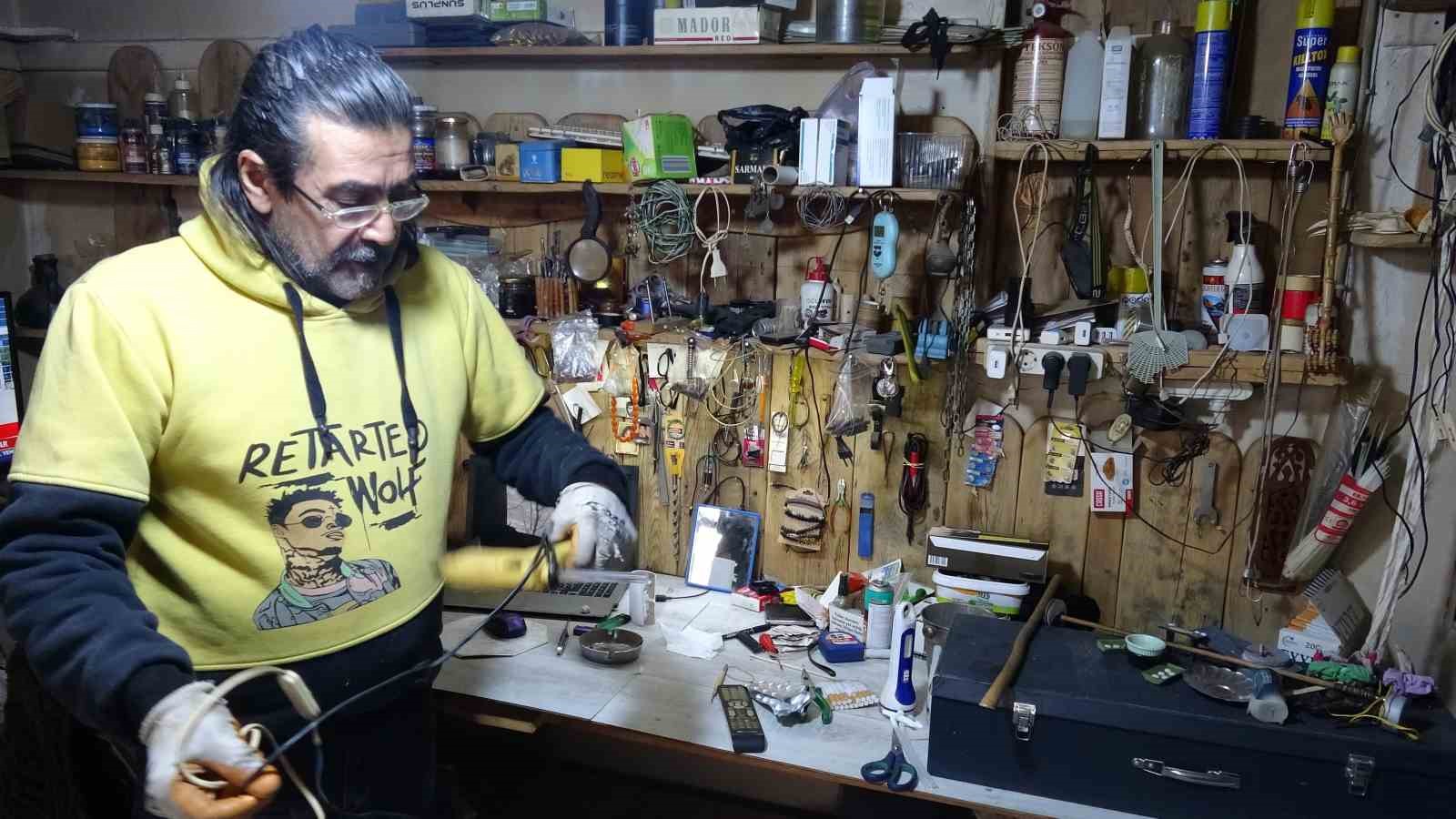 Oğluna yaptığı oyuncak 15 yıllık sanat yolculuğuna dönüştü
Oğluna yaptığı oyuncak 15 yıllık sanat yolculuğuna dönüştü