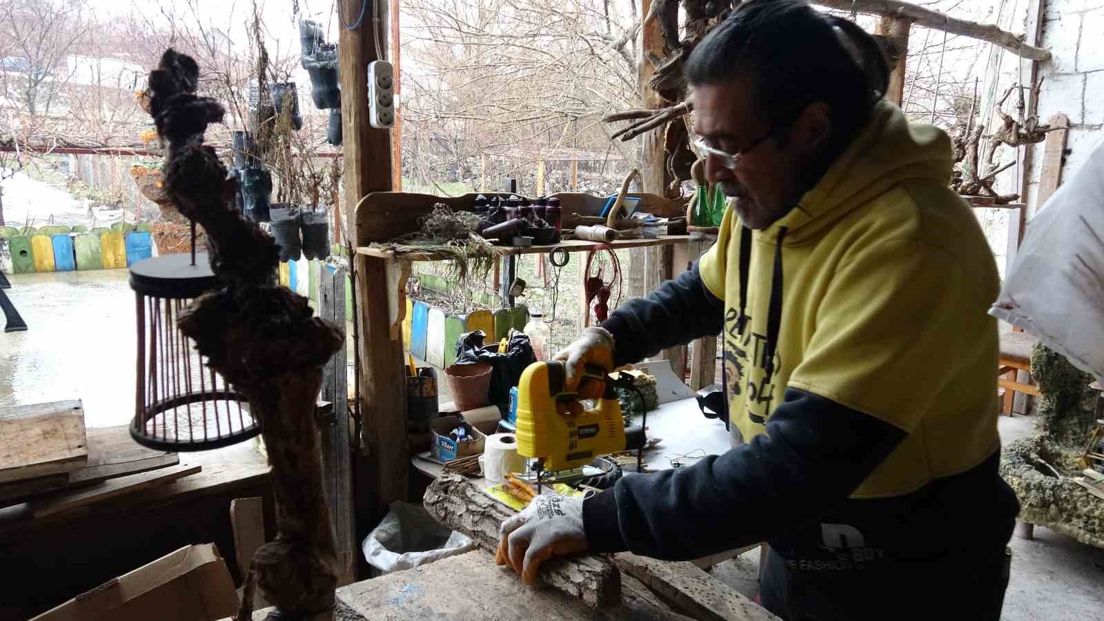 Oğluna yaptığı oyuncak 15 yıllık sanat yolculuğuna dönüştü
Oğluna yaptığı oyuncak 15 yıllık sanat yolculuğuna dönüştü