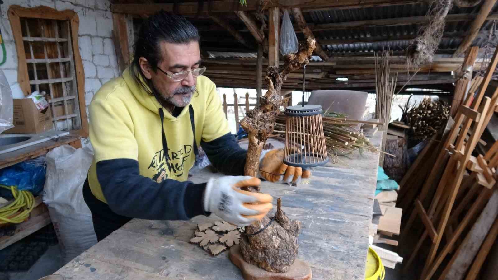 Oğluna yaptığı oyuncak 15 yıllık sanat yolculuğuna dönüştü
Oğluna yaptığı oyuncak 15 yıllık sanat yolculuğuna dönüştü