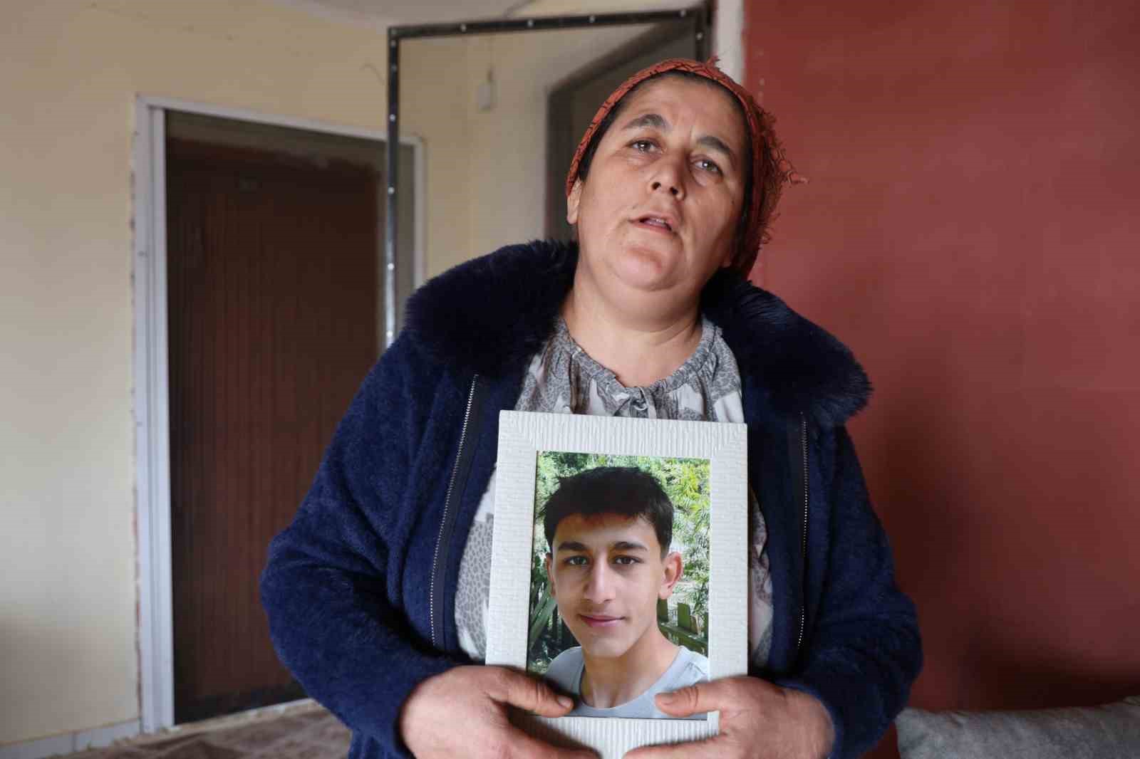 Oğlunu av kazasında kaybeden anne: "18 yaş altı bir çocuk eline tüfek alabiliyorsa bunun cezası olmalı"
Oğlunu av kazasında kaybeden anne: "18 yaş altı bir çocuk eline tüfek alabiliyorsa bunun cezası olmalı"