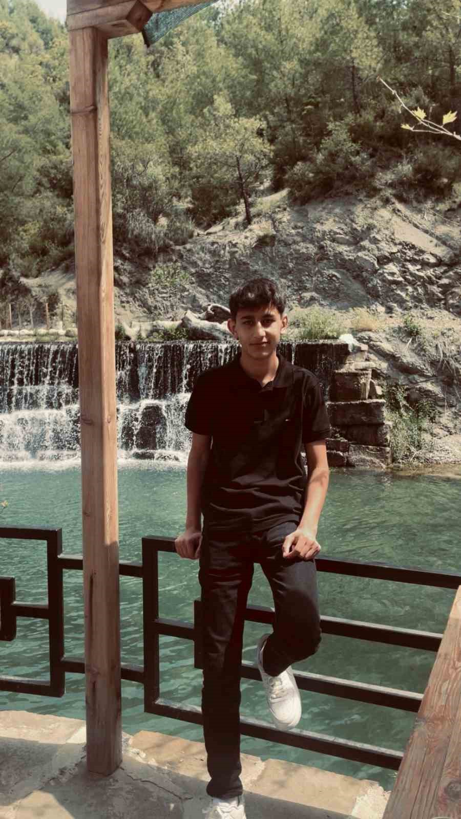 Oğlunu av kazasında kaybeden anne: "18 yaş altı bir çocuk eline tüfek alabiliyorsa bunun cezası olmalı"
Oğlunu av kazasında kaybeden anne: "18 yaş altı bir çocuk eline tüfek alabiliyorsa bunun cezası olmalı"