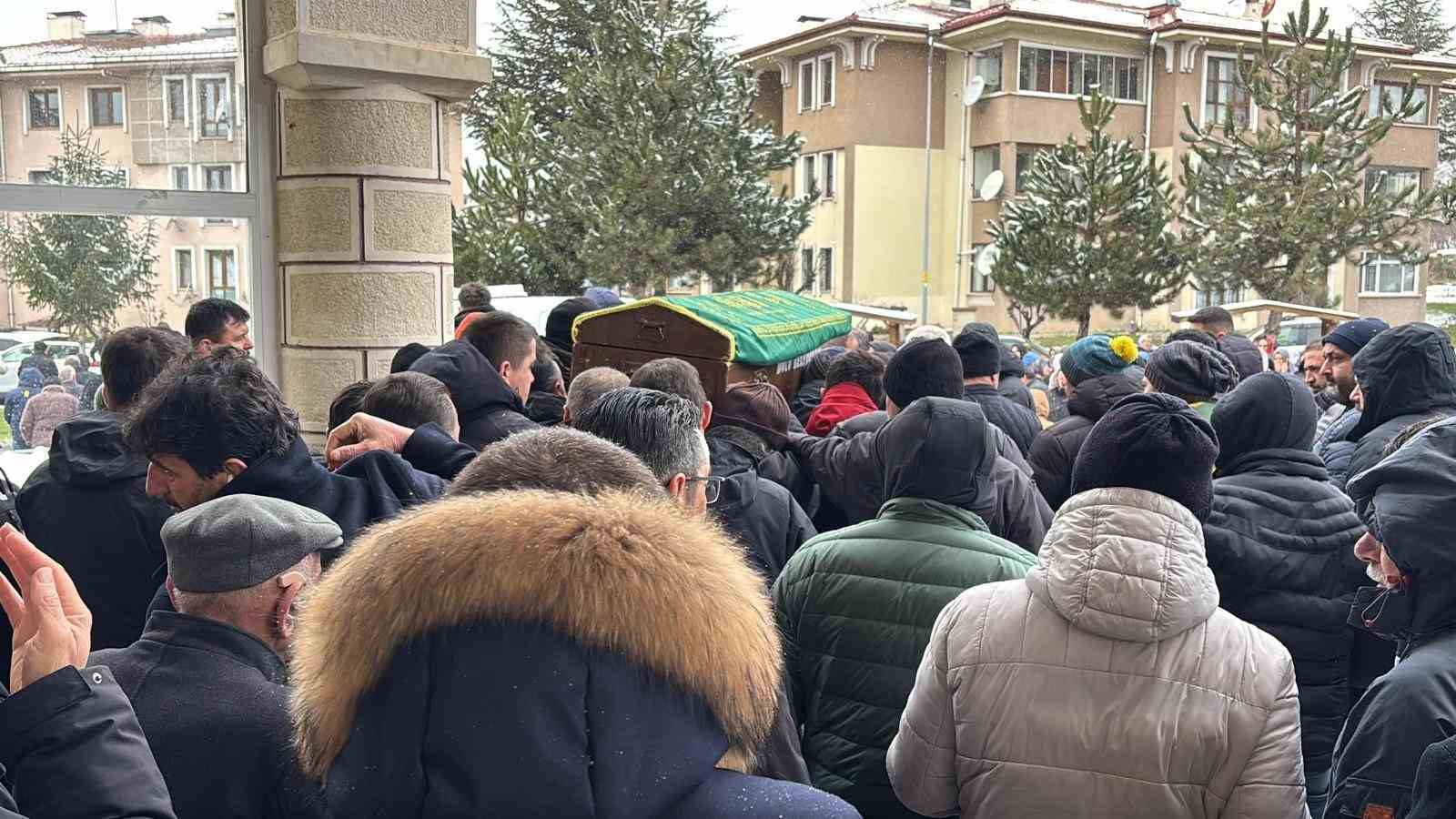 Oğlunun acısına yüreği dayanamayan anne son yolculuğuna uğurlandı
