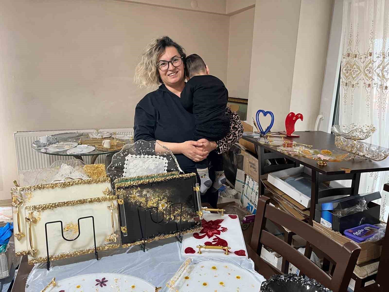 Oğlunun tedavi masrafları için evini atölyeye çevirdi
Oğlunun tedavi masrafları için evini atölyeye çevirdi