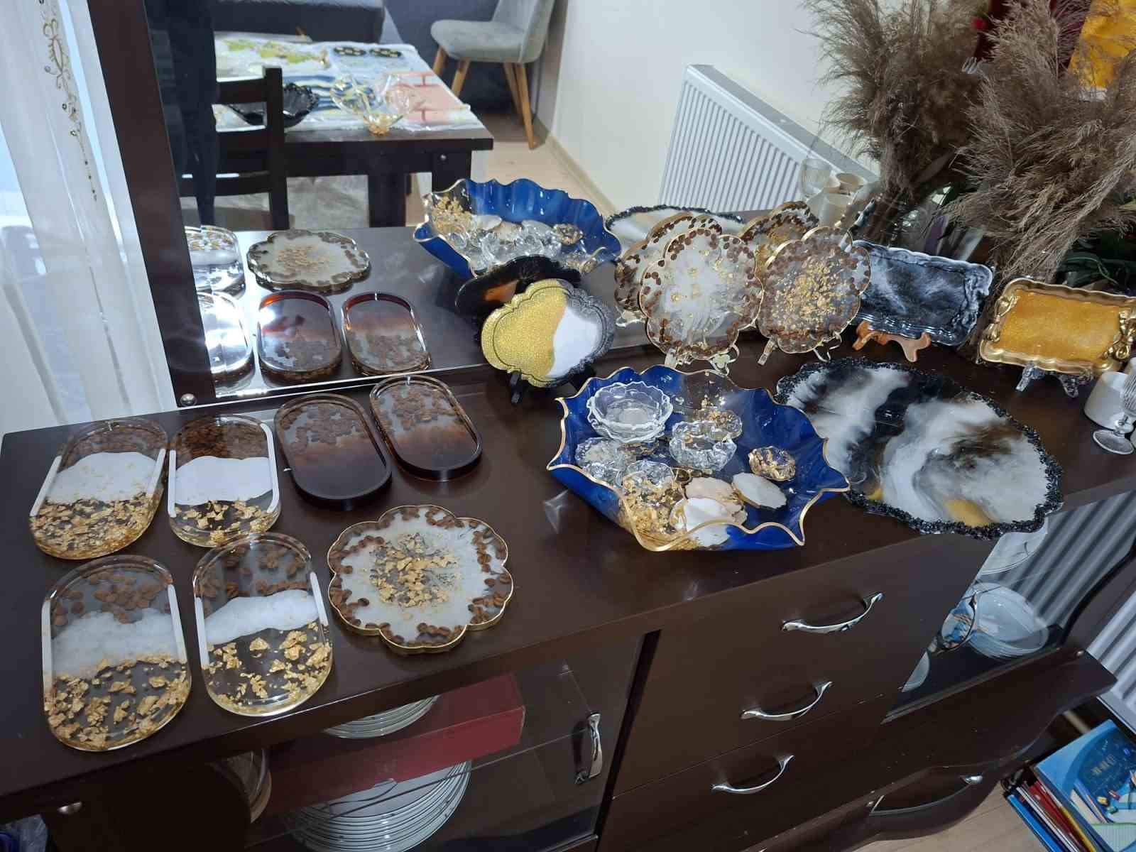 Oğlunun tedavi masrafları için evini atölyeye çevirdi
Oğlunun tedavi masrafları için evini atölyeye çevirdi