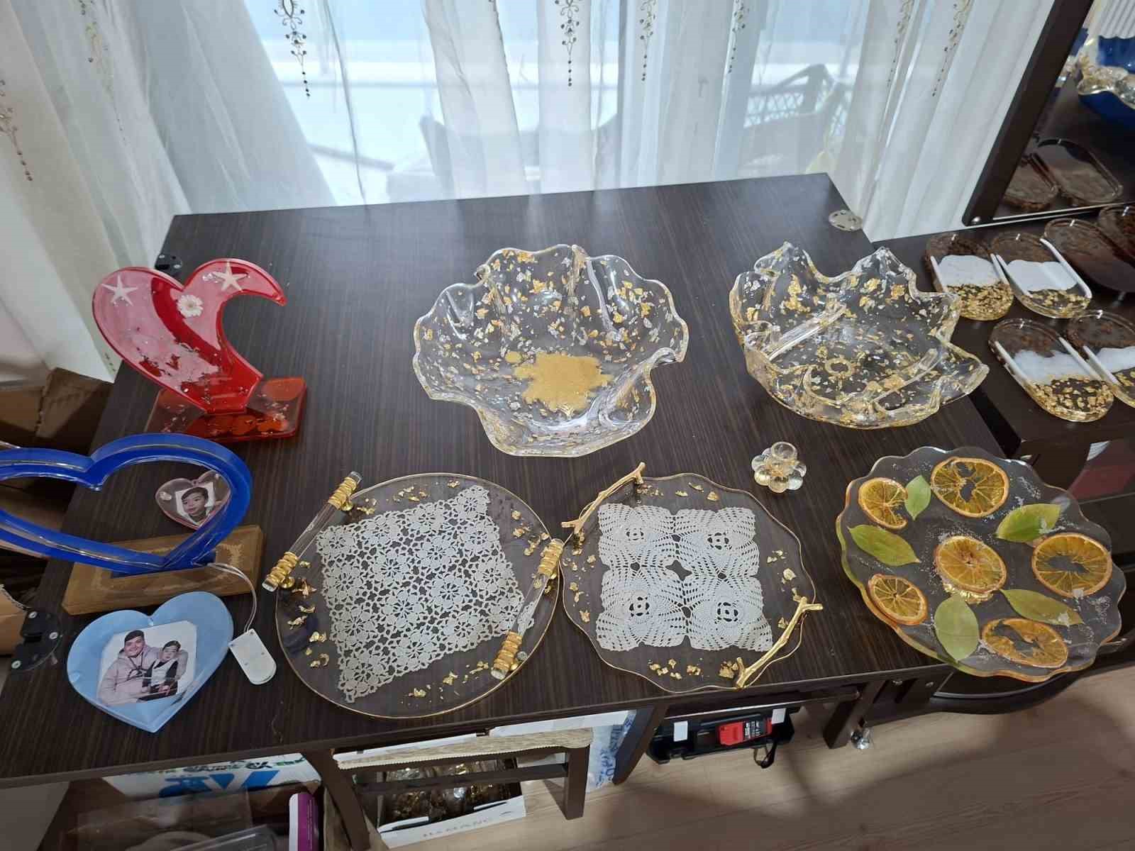 Oğlunun tedavi masrafları için evini atölyeye çevirdi
Oğlunun tedavi masrafları için evini atölyeye çevirdi