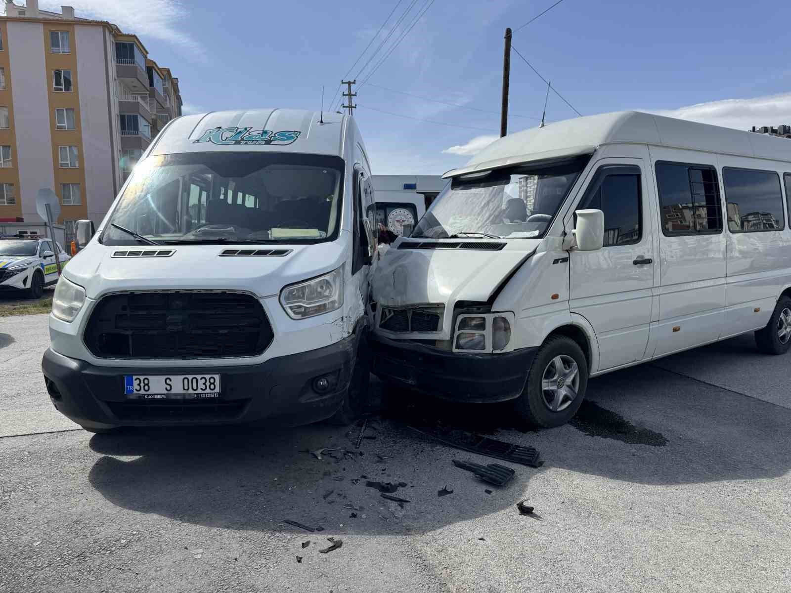 Öğrenci ile rehabilitasyon servisi çarpıştı: 5 yaralı
