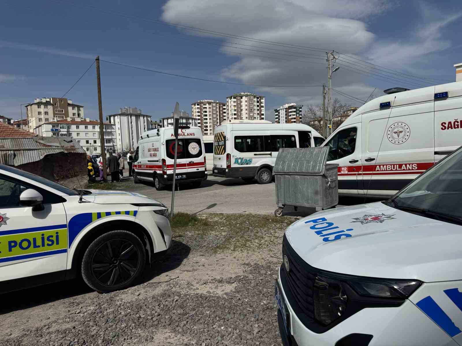 Öğrenci ile rehabilitasyon servisi çarpıştı: 5 yaralı
