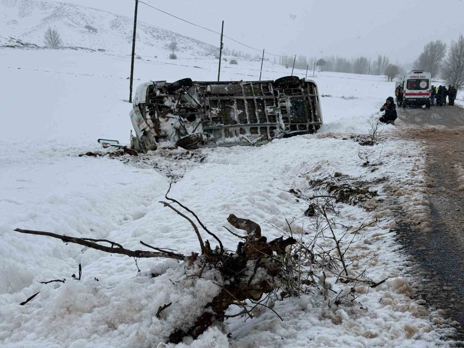 Öğrenci servisi devrildi: 10 yaralı
