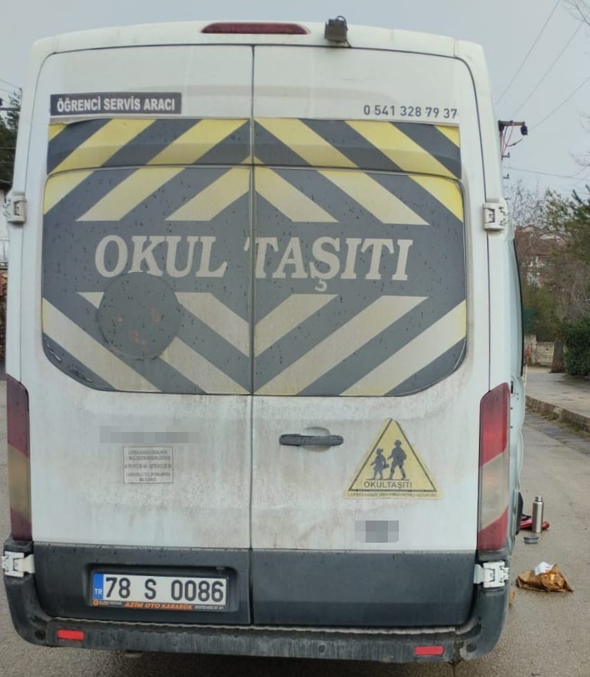 Öğrenci servisi ile çarpışan motokurye kaldırıldığı hastanede hayatını kaybetti
