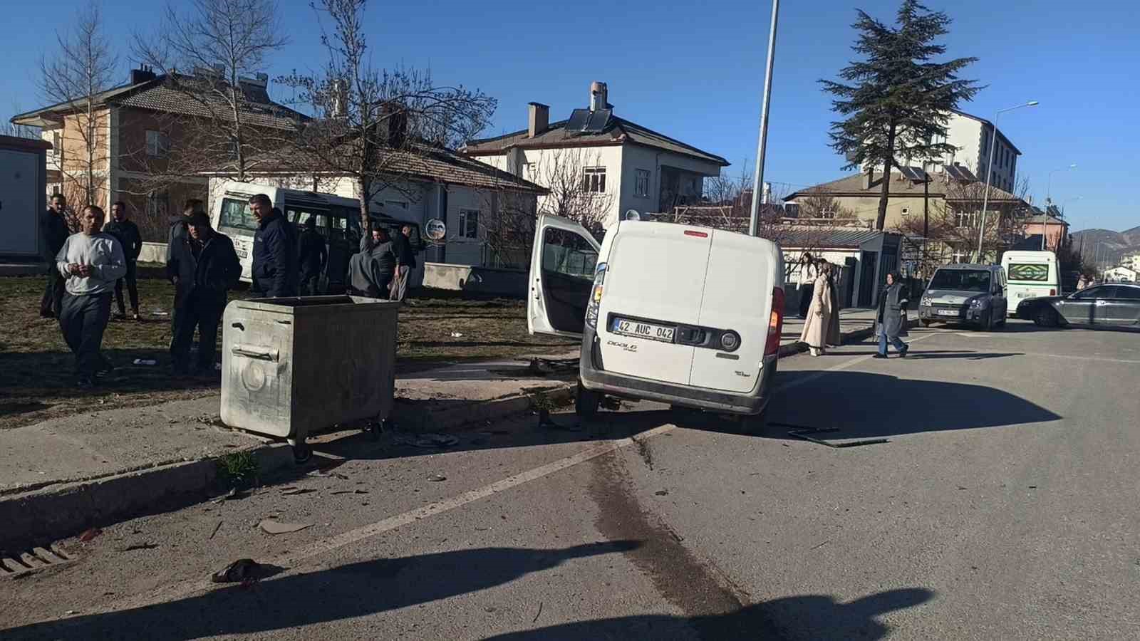 Öğrenci servisi ile hafif ticari araç çarpıştı: 2 yaralı
