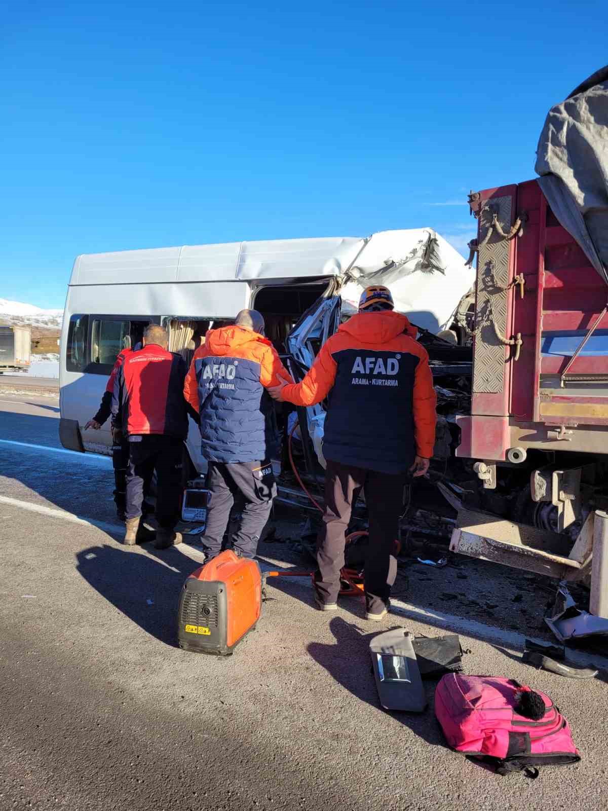 Öğrenci servisi tıra çarptı: 1 ölü, 7 yaralı
