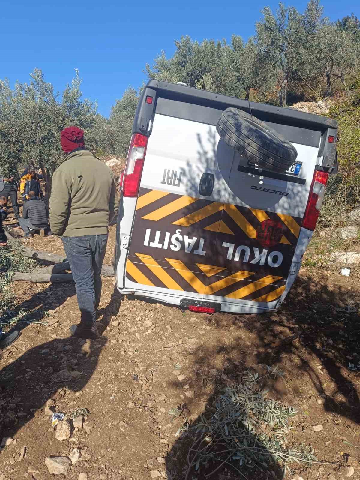 Öğrenci servisi zeytinliğe uçtu: 5 yaralı
