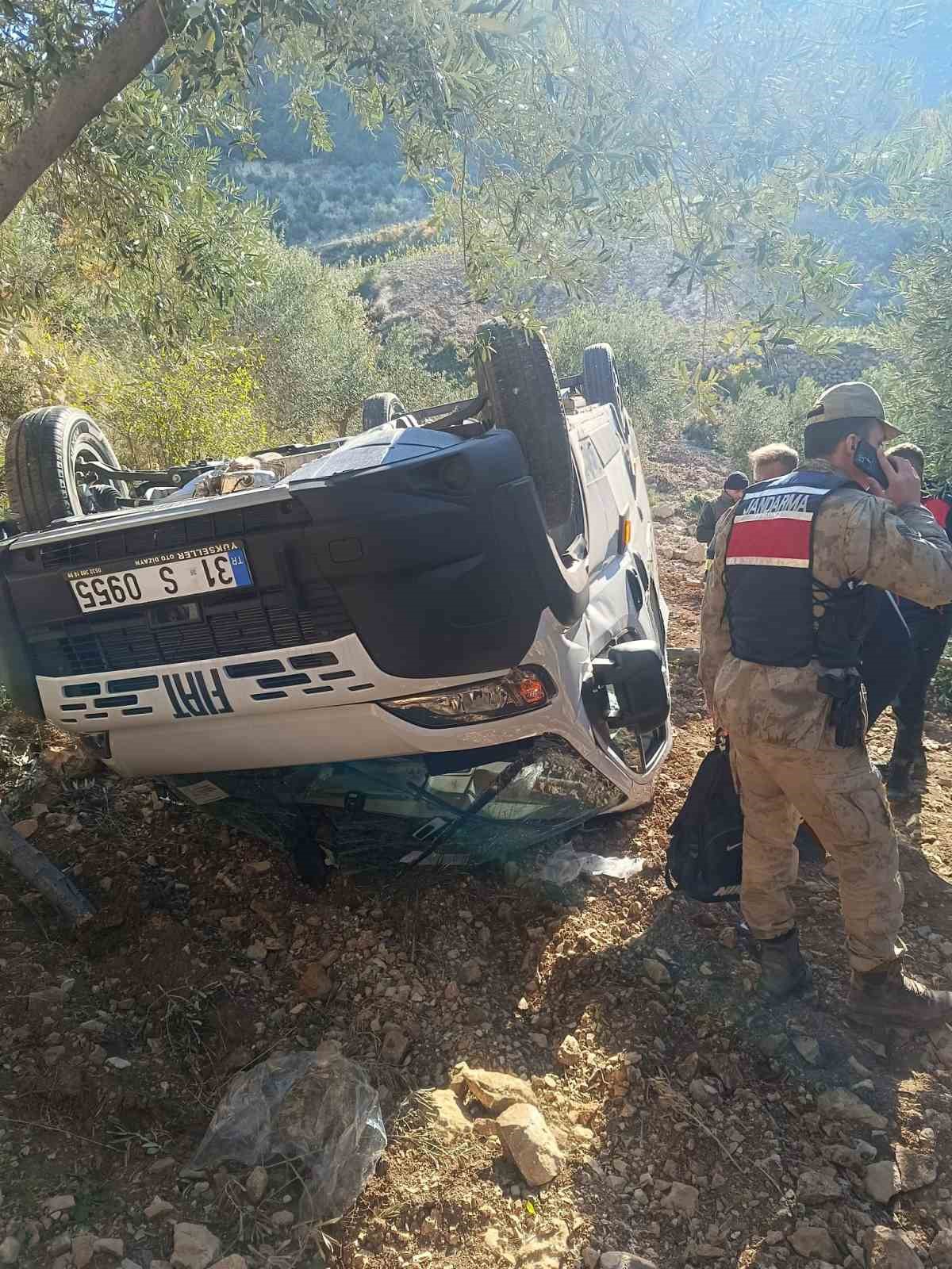 Öğrenci servisi zeytinliğe uçtu: 5 yaralı
