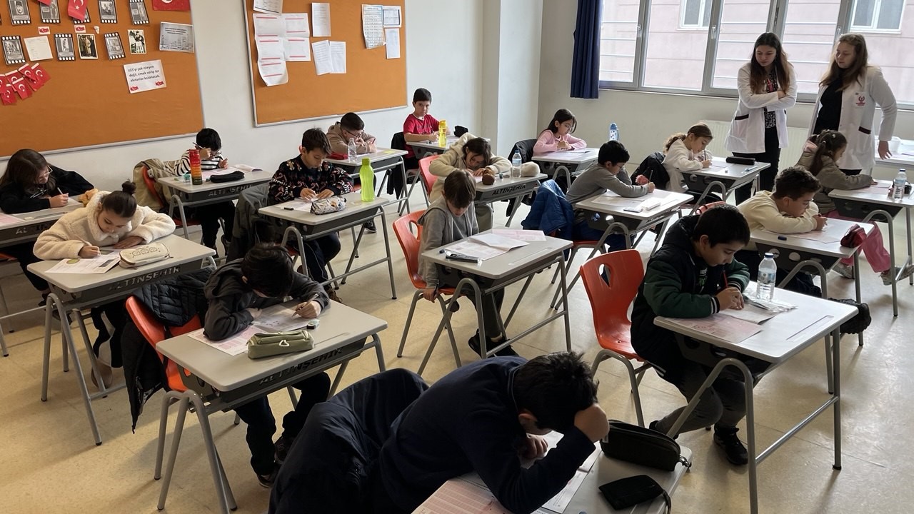 Öğrenci ve velileri sınav heyecanı sardı
Öğrenci ve velileri sınav heyecanı sardı