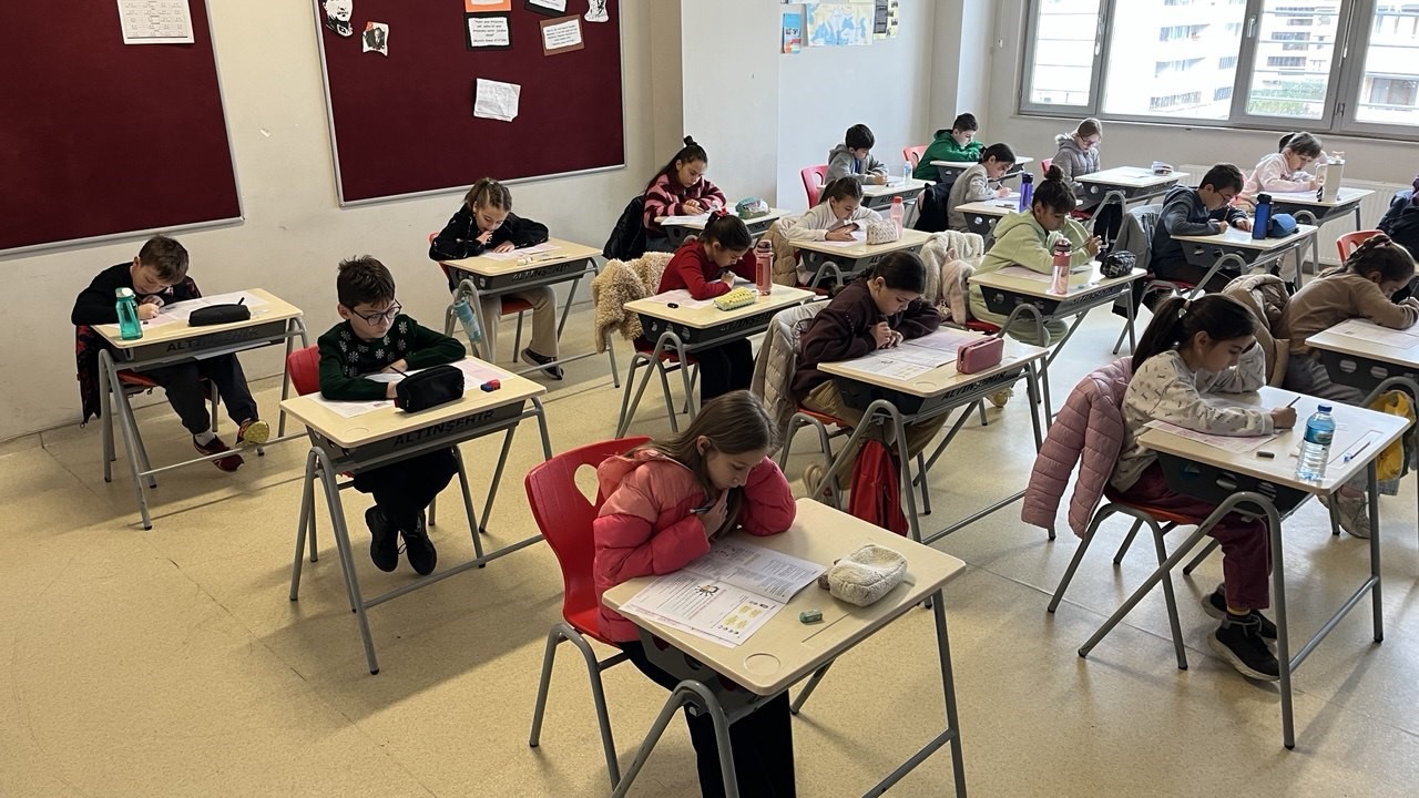 Öğrenci ve velileri sınav heyecanı sardı
Öğrenci ve velileri sınav heyecanı sardı