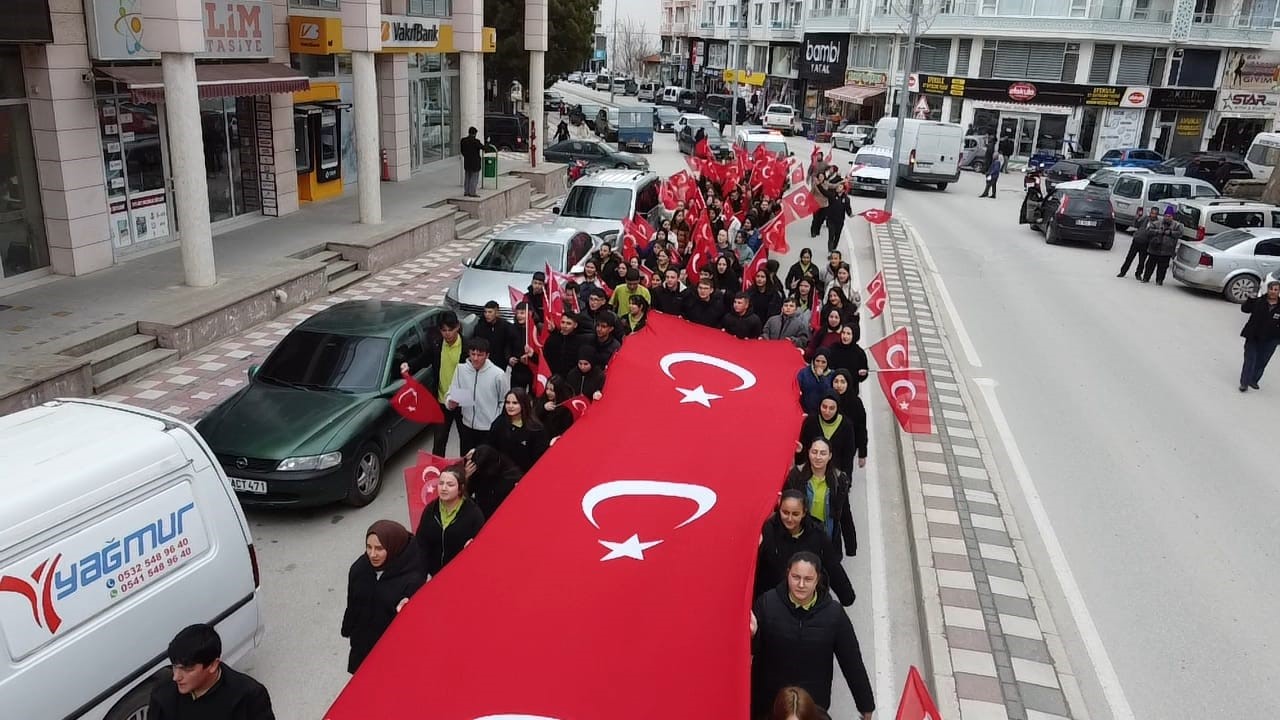 Öğrenciler 100 metrelik Türk bayrağıyla yürüdü
