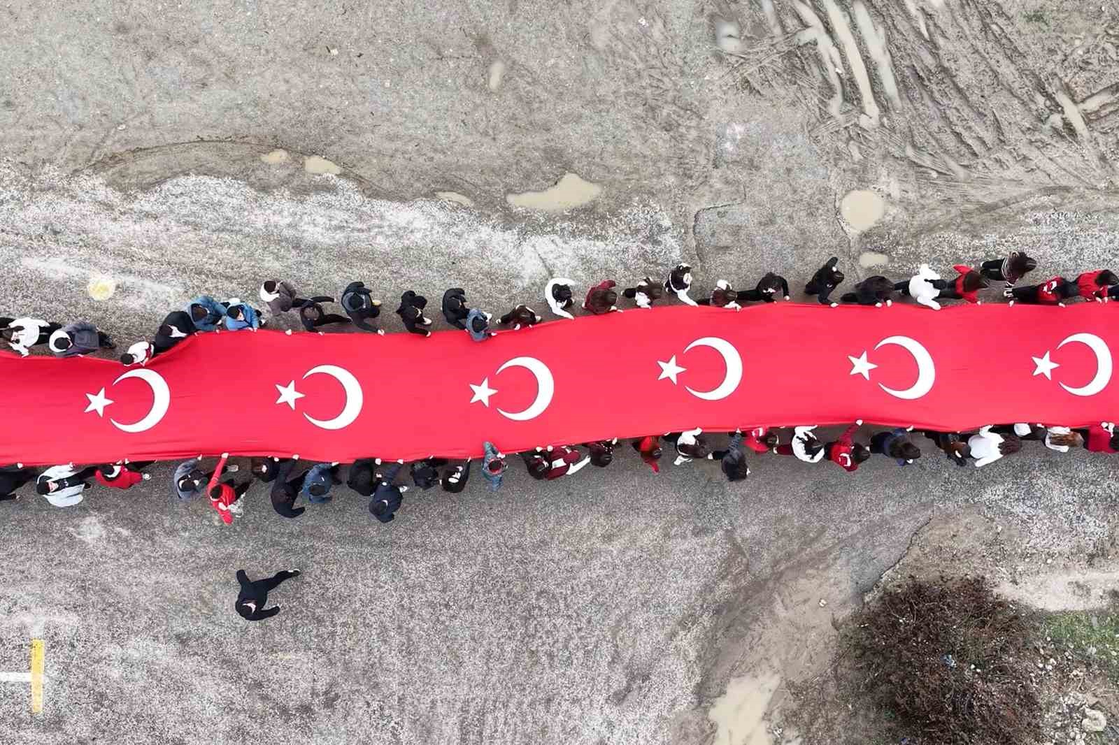 Öğrenciler, 150 metrelik dev Türk bayrağıyla okula giriş yaptı
