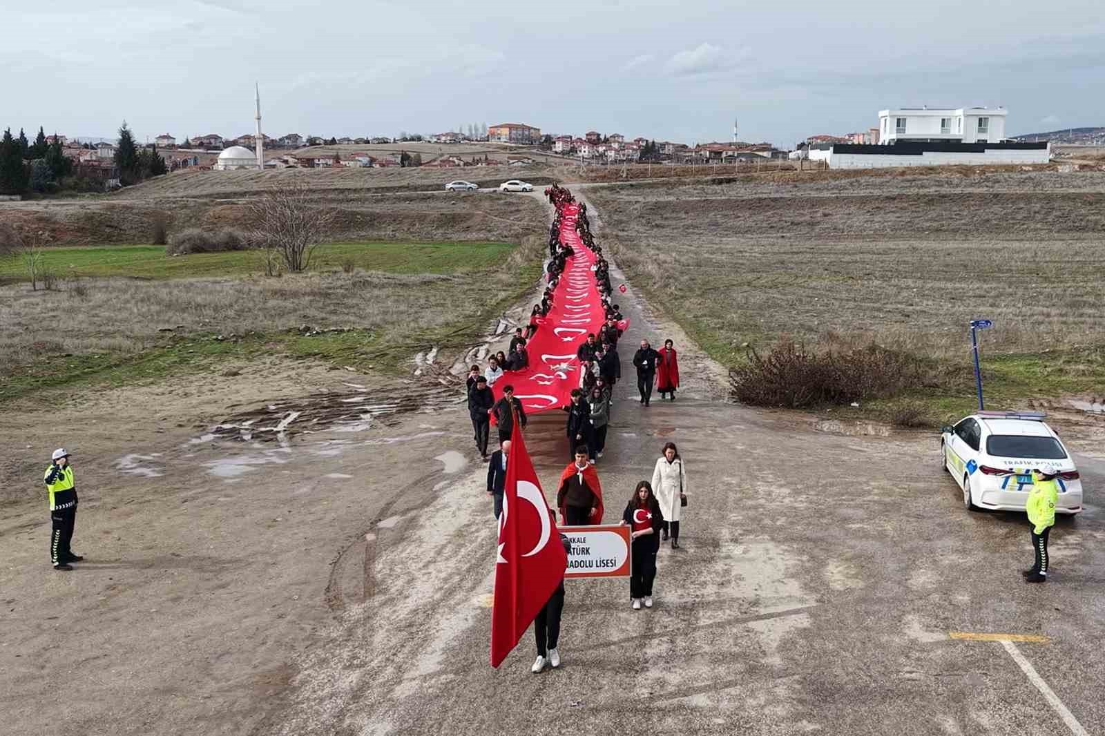 Öğrenciler, 150 metrelik dev Türk bayrağıyla okula giriş yaptı
