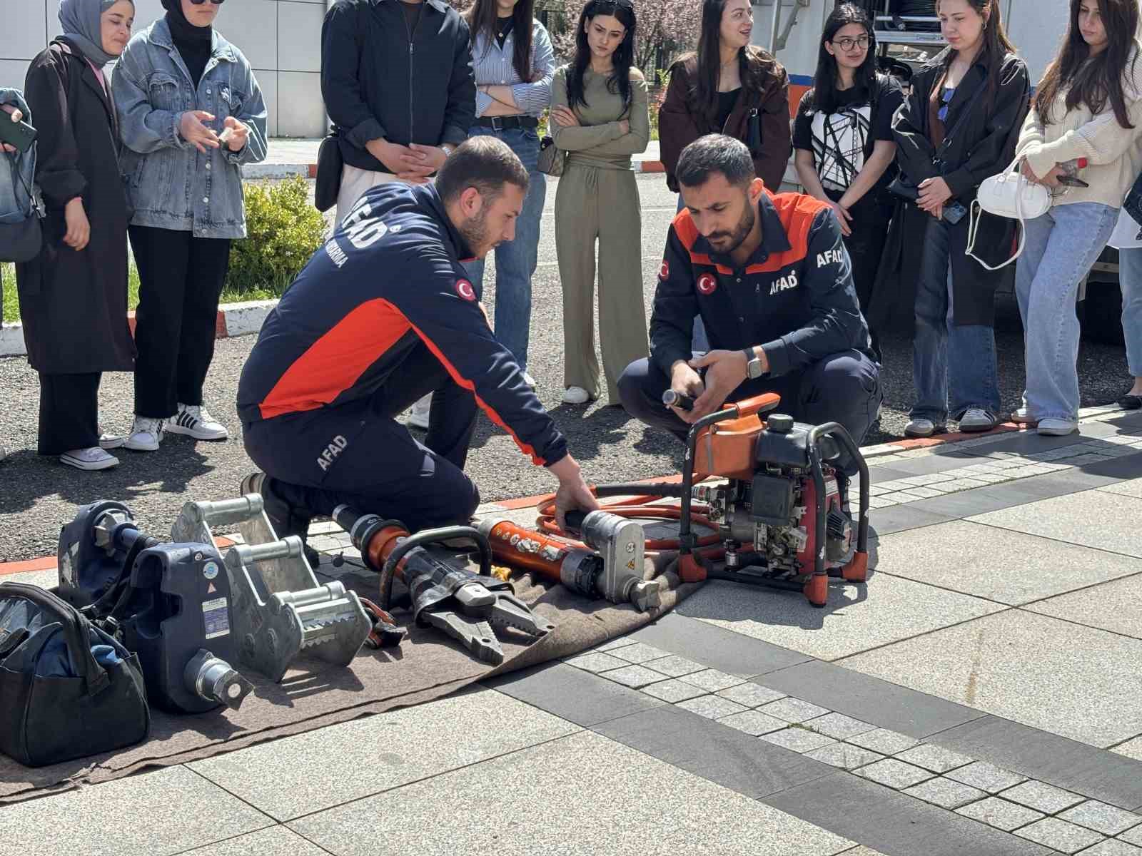 Öğrenciler AFAD gönüllülük eğitimi ile bilinçleniyor
