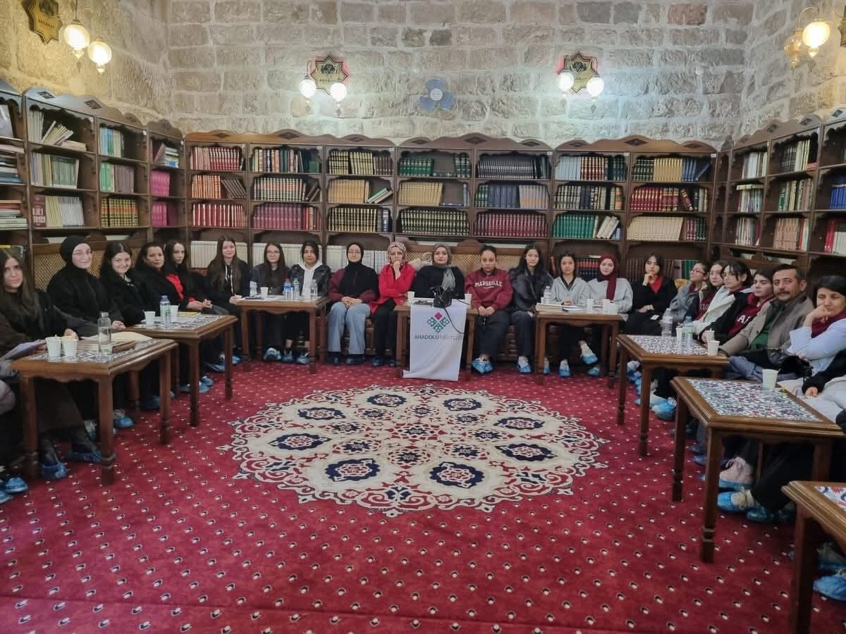 Öğrenciler Aksaray’daki okuma sohbetinde bir araya geldi
Öğrenciler Aksaray’daki okuma sohbetinde bir araya geldi