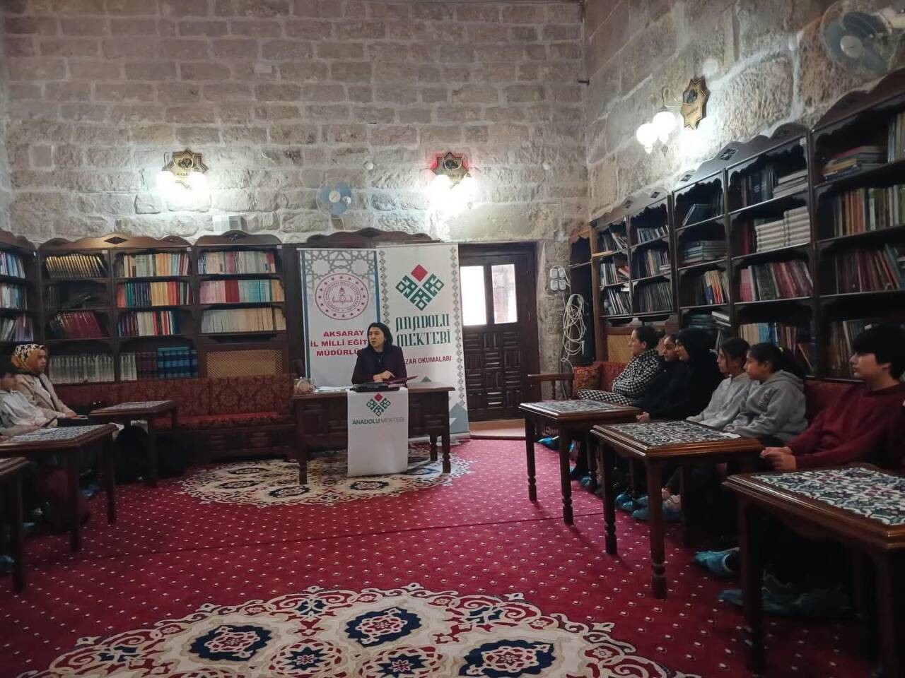 Öğrenciler Aksaray’daki okuma sohbetinde bir araya geldi
Öğrenciler Aksaray’daki okuma sohbetinde bir araya geldi