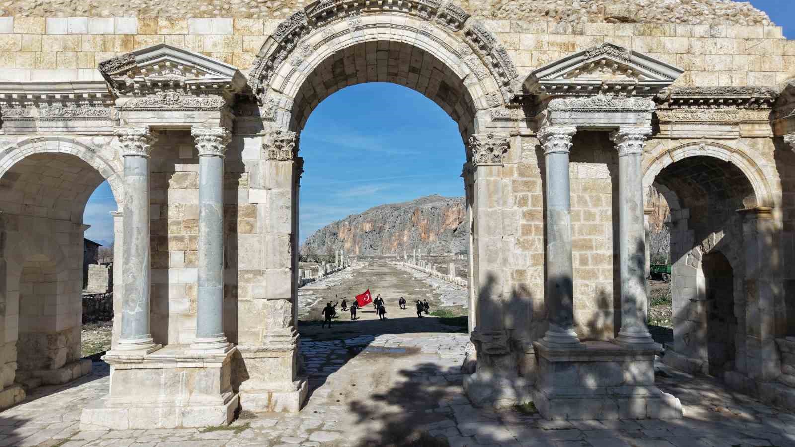 Öğrenciler Anvarza’da zeybek oynadı
