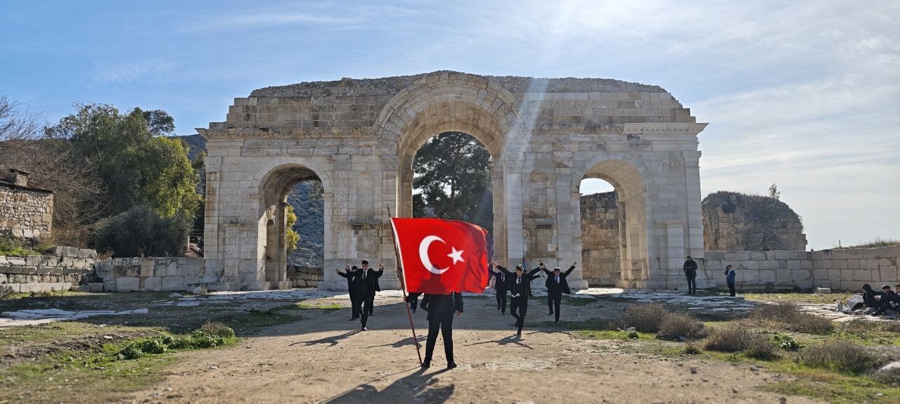 Öğrenciler Anvarza’da zeybek oynadı
